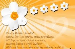 Żółta kartka z białymi kwiatami i życzeniami ślubnymi